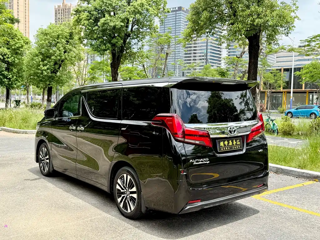Toyota Alphard — фото 4