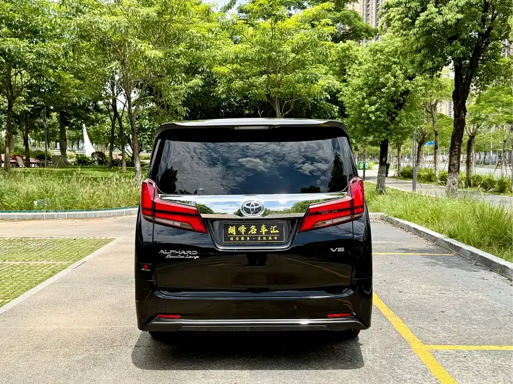 Toyota Alphard — фото 5