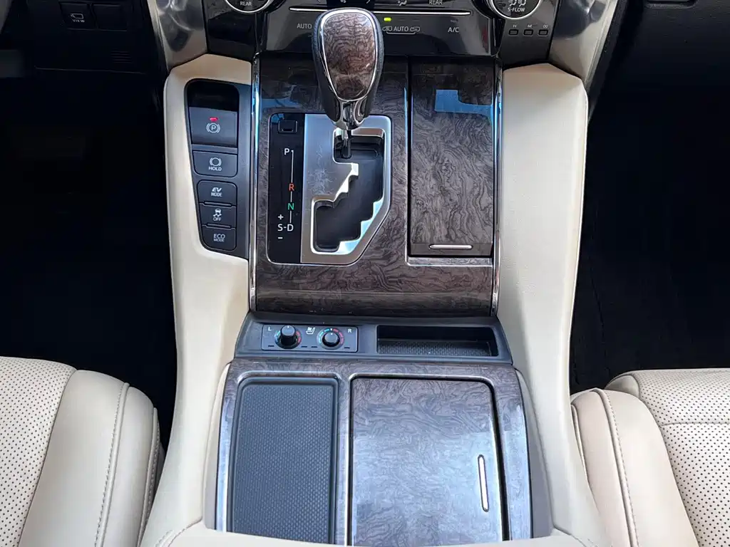 Toyota Alphard — фото 11