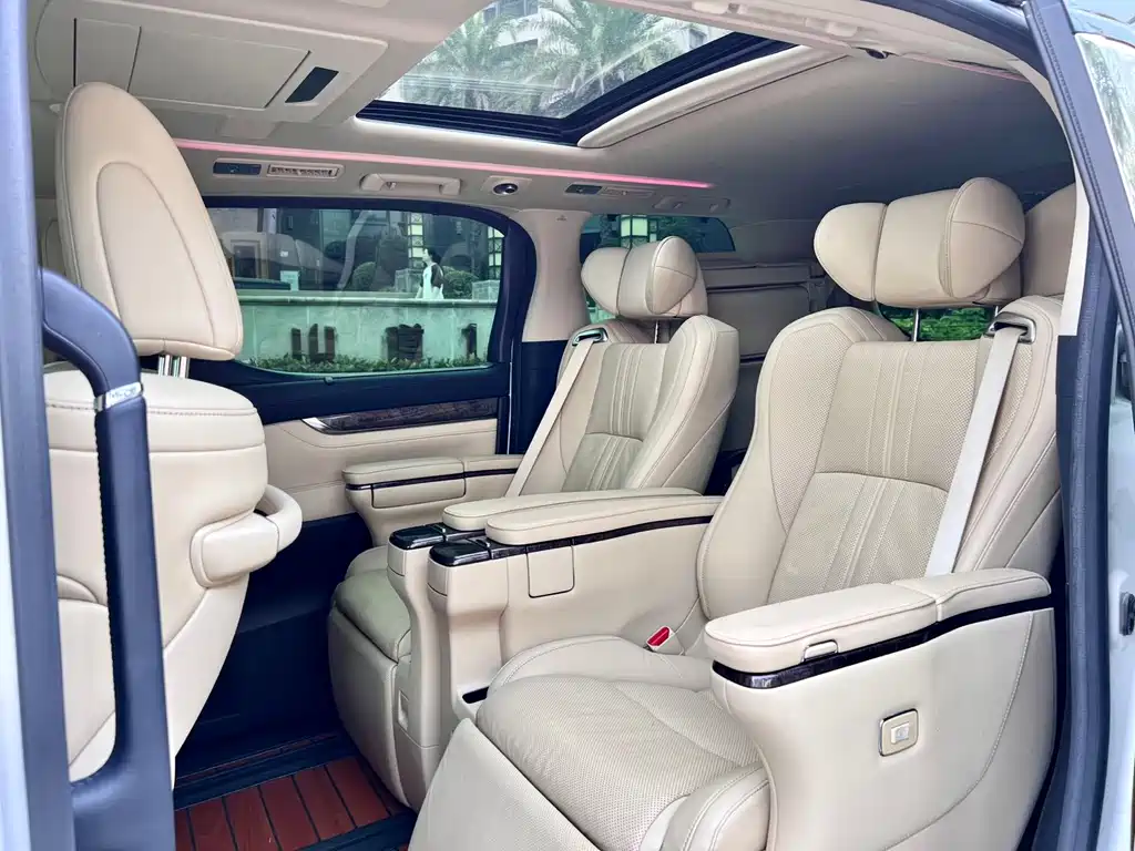 Toyota Alphard — фото 17