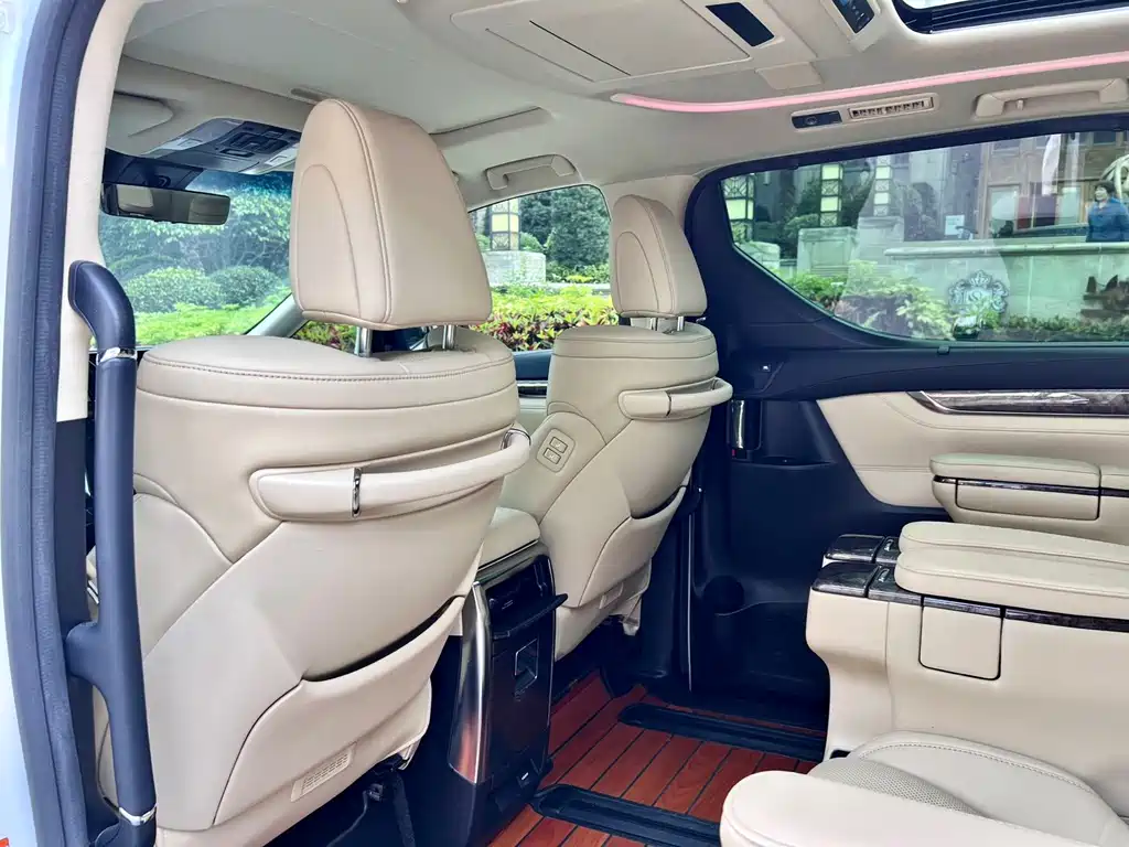 Toyota Alphard — фото 18