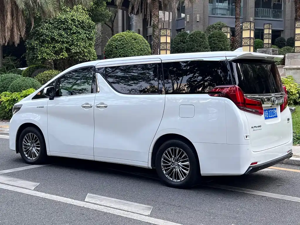 Toyota Alphard — фото 3