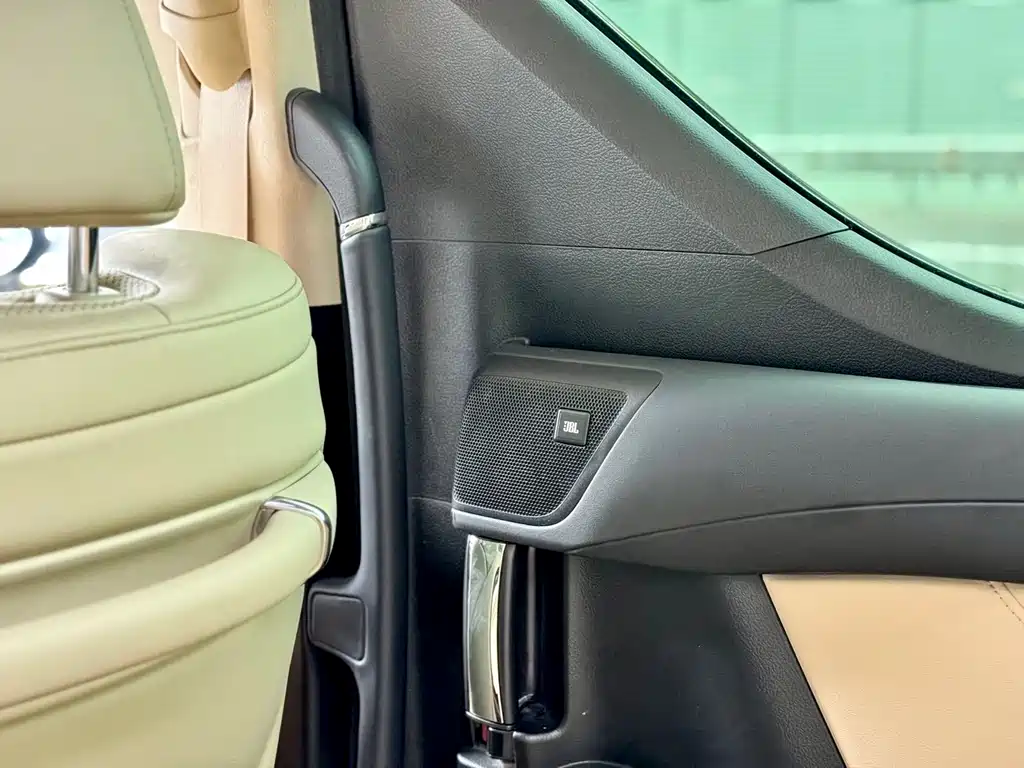 Toyota Alphard — фото 21