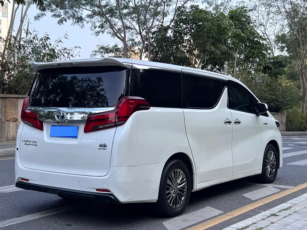 Toyota Alphard — фото 5