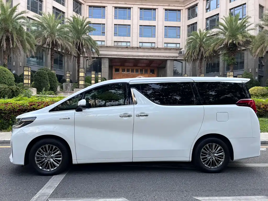 Toyota Alphard — фото 6