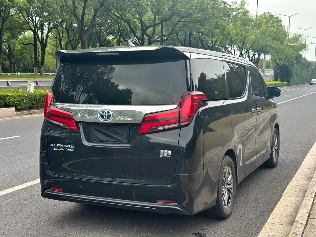 Toyota Alphard — фото 4