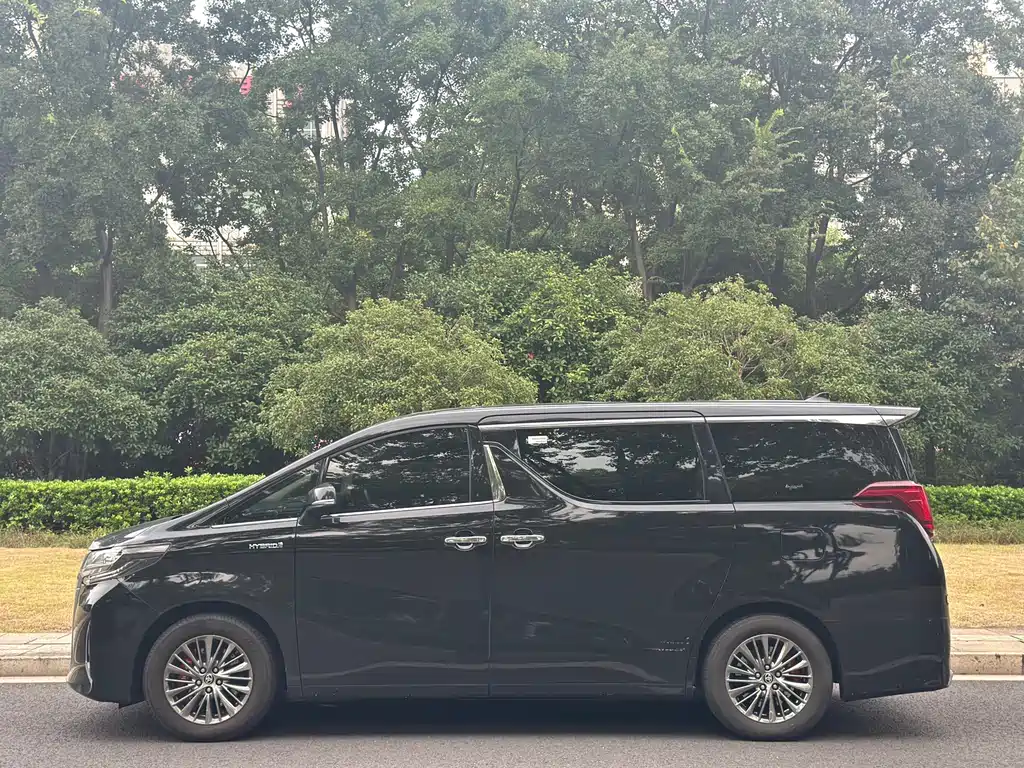 Toyota Alphard — фото 5