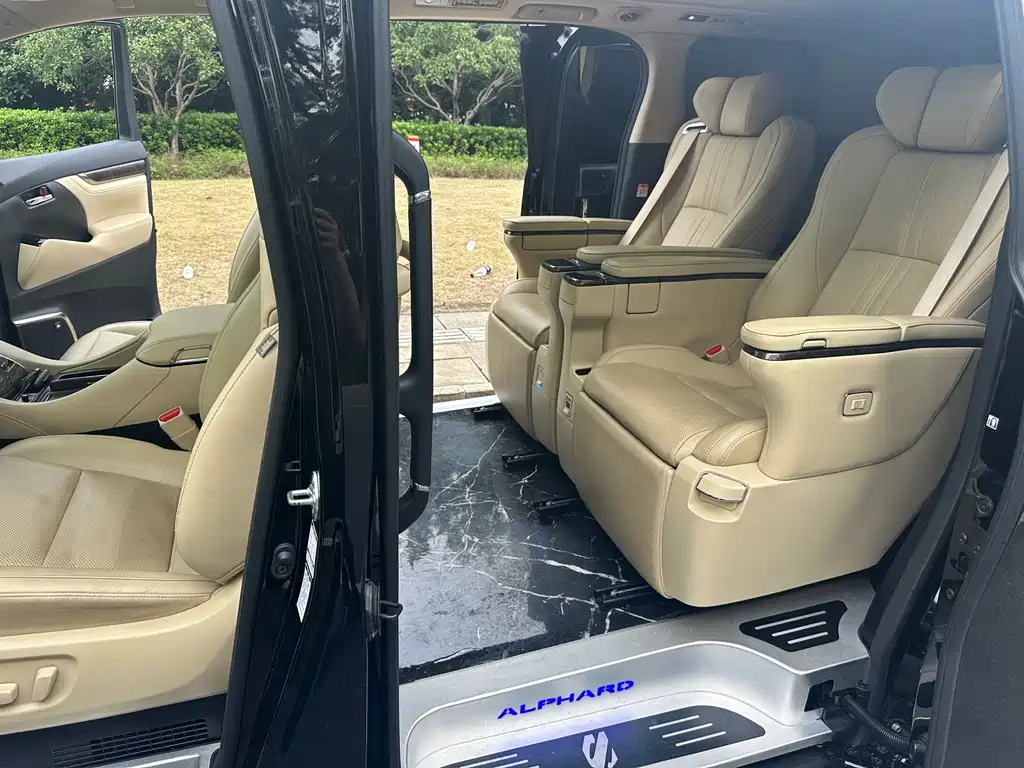 Toyota Alphard — фото 7