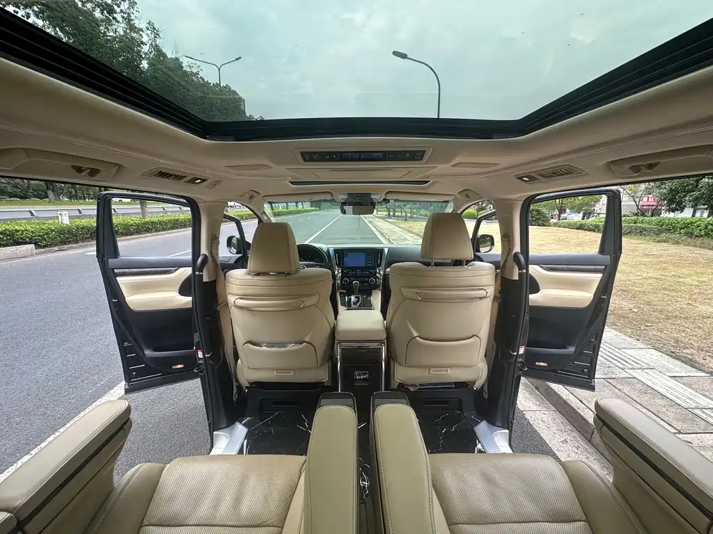 Toyota Alphard — фото 8
