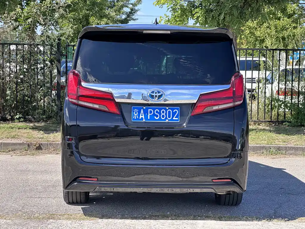 Toyota Alphard — фото 2