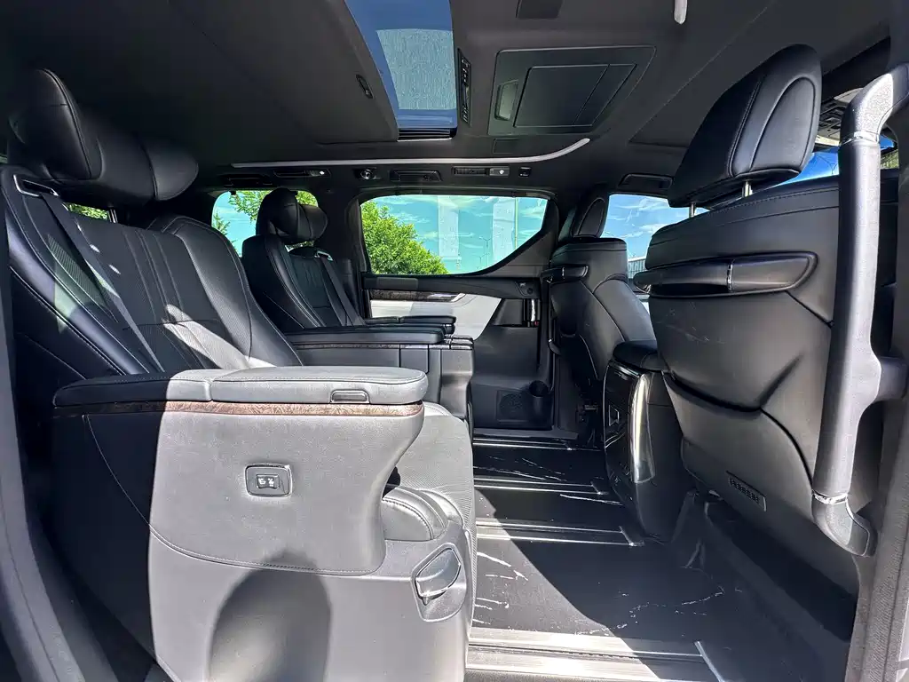 Toyota Alphard — фото 3