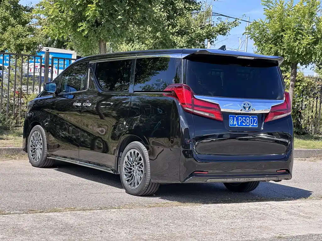 Toyota Alphard — фото 4
