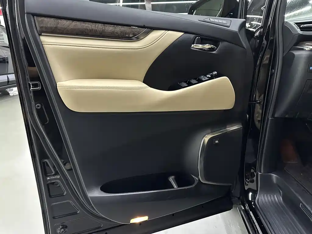 Toyota Vellfire — фото 4