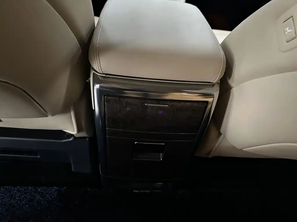 Toyota Vellfire — фото 8