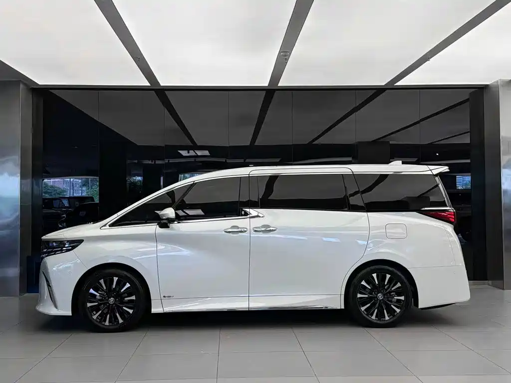 Toyota Alphard — фото 3