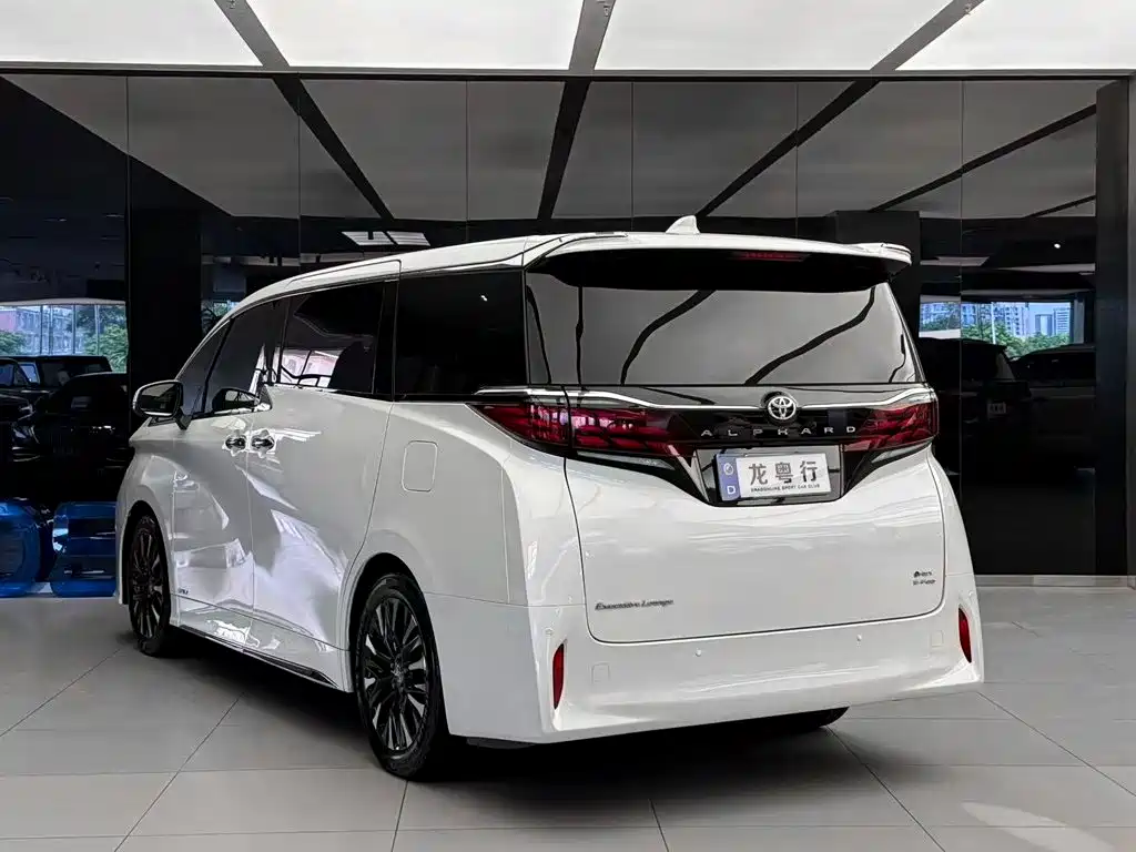 Toyota Alphard — фото 4