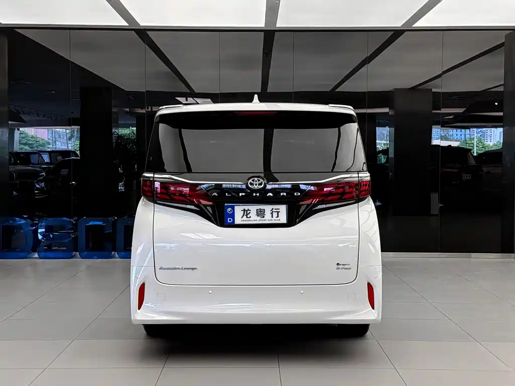 Toyota Alphard — фото 5