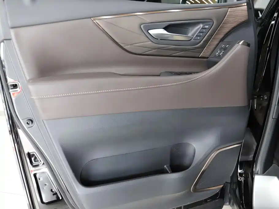 Toyota Alphard — фото 17