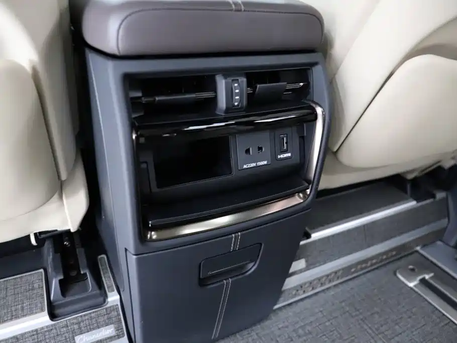 Toyota Alphard — фото 20