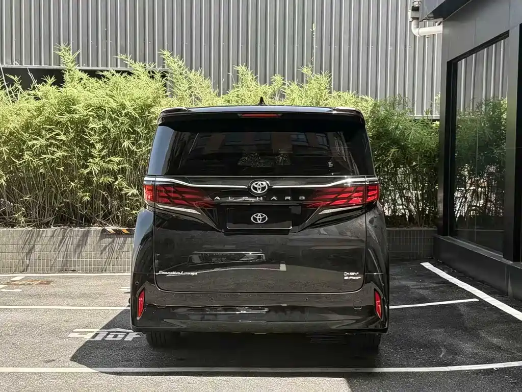 Toyota Alphard — фото 3
