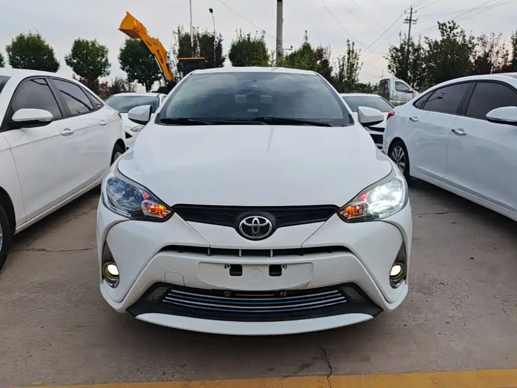 Toyota Yaris L — фото 3