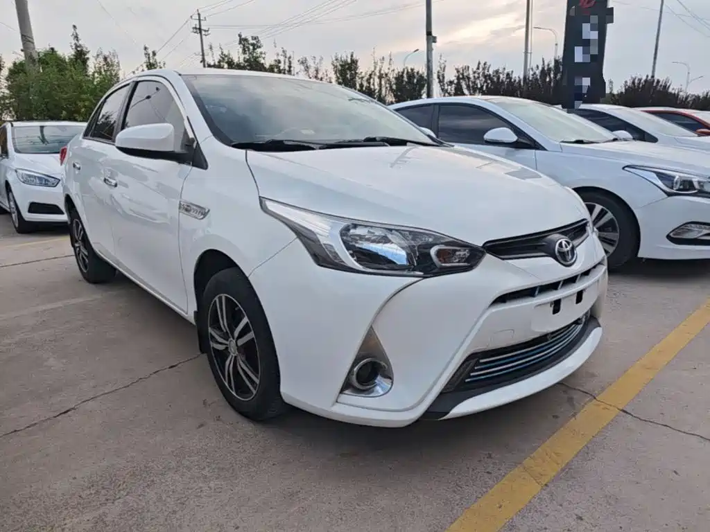 Toyota Yaris L — фото 4