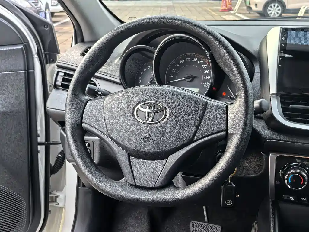 Toyota Yaris L — фото 2