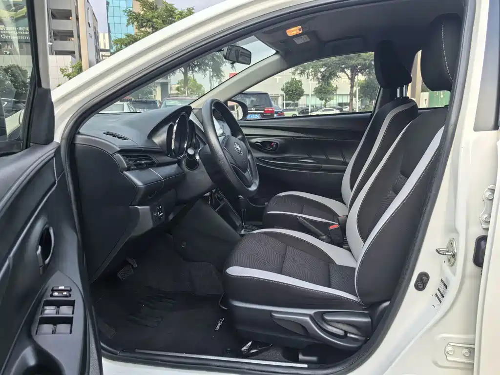 Toyota Yaris L — фото 4