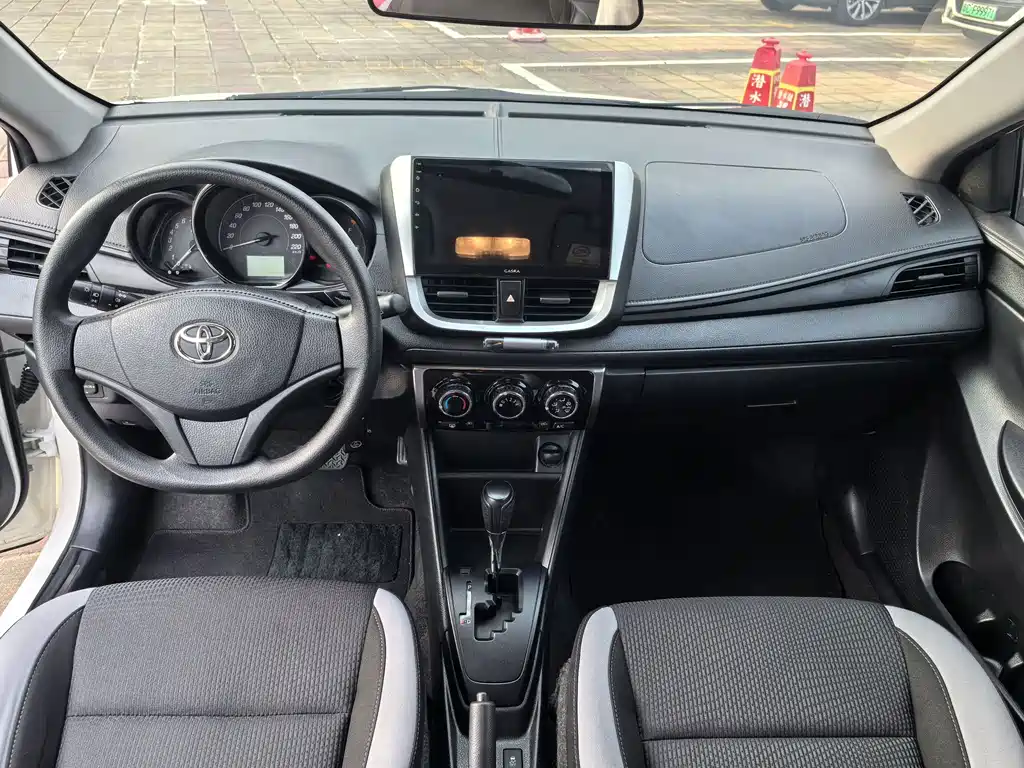Toyota Yaris L — фото 5