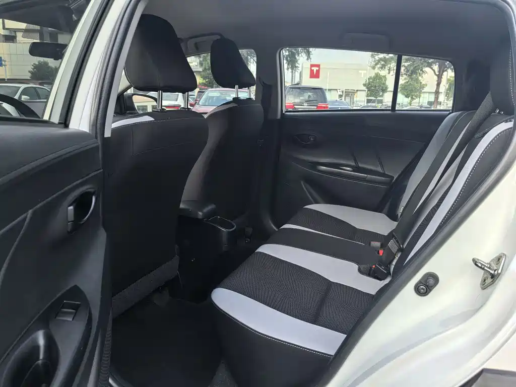 Toyota Yaris L — фото 6