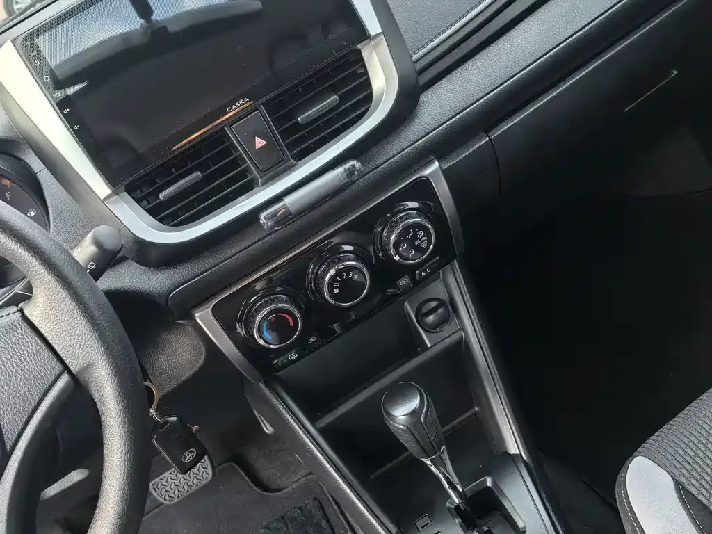 Toyota Yaris L — фото 8