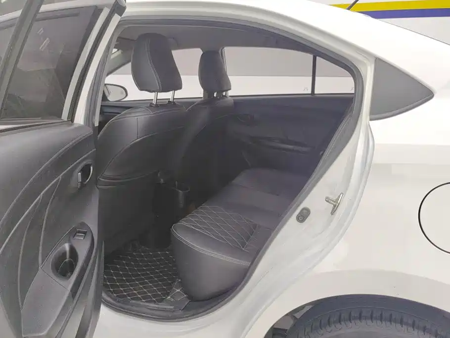 Toyota Yaris L — фото 11