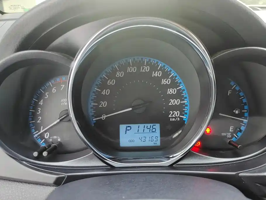 Toyota Yaris L — фото 14