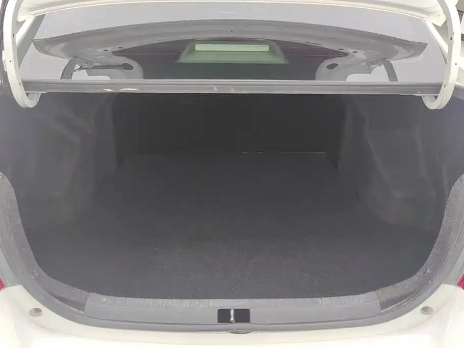 Toyota Yaris L — фото 4