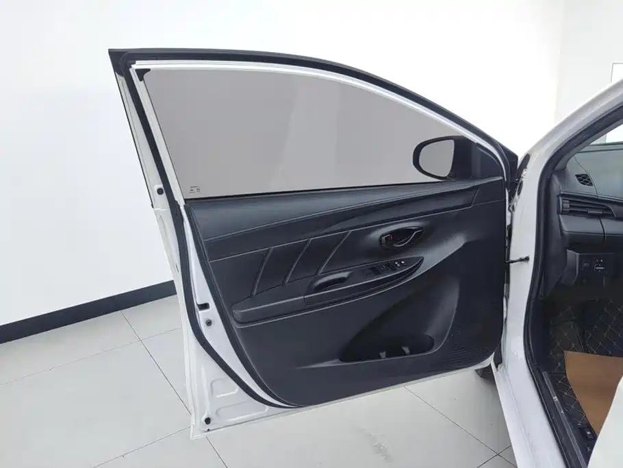 Toyota Yaris L — фото 7