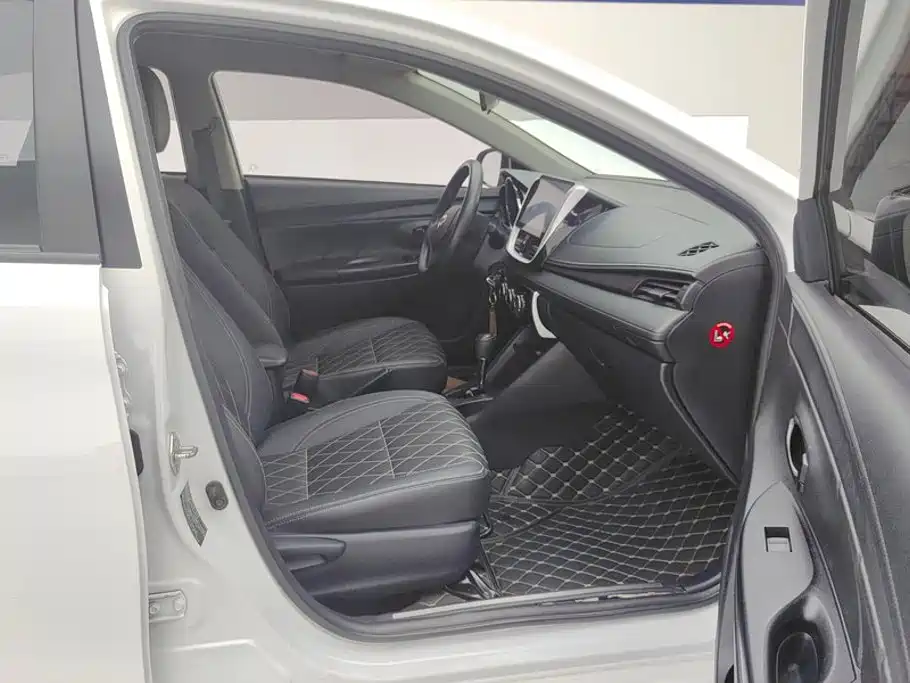 Toyota Yaris L — фото 8