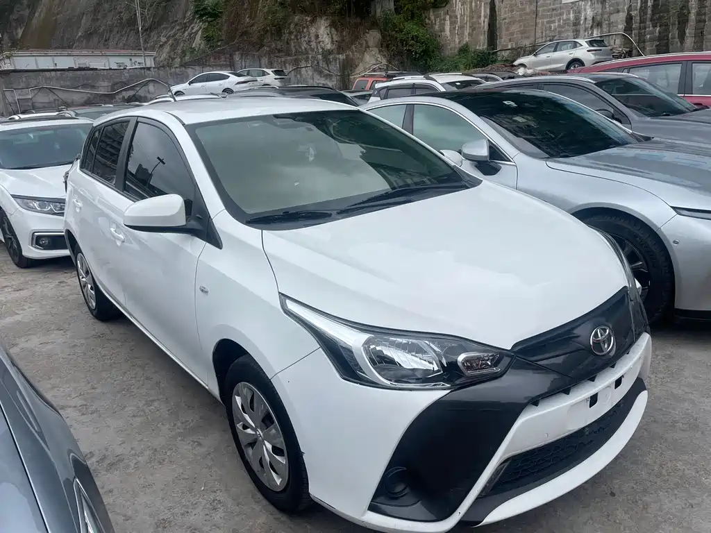 Toyota Yaris L — фото 2