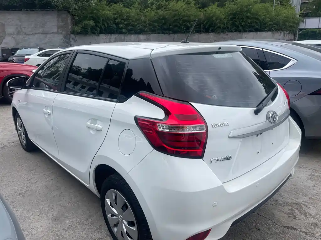Toyota Yaris L — фото 4