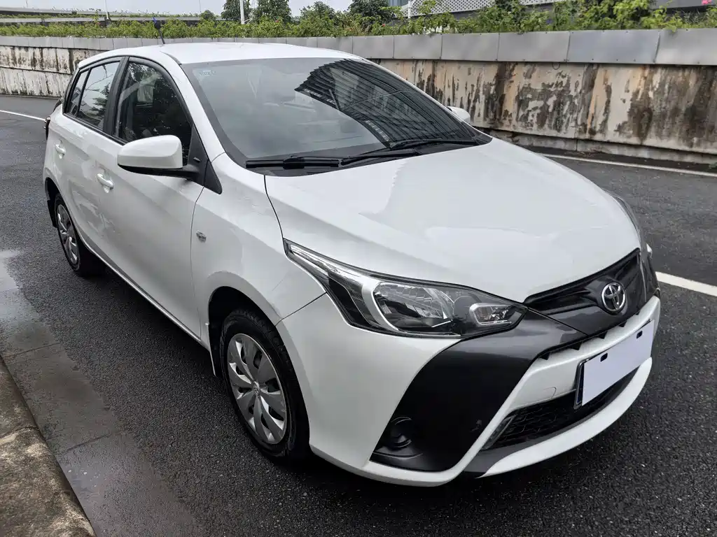 Toyota Yaris L — фото 2