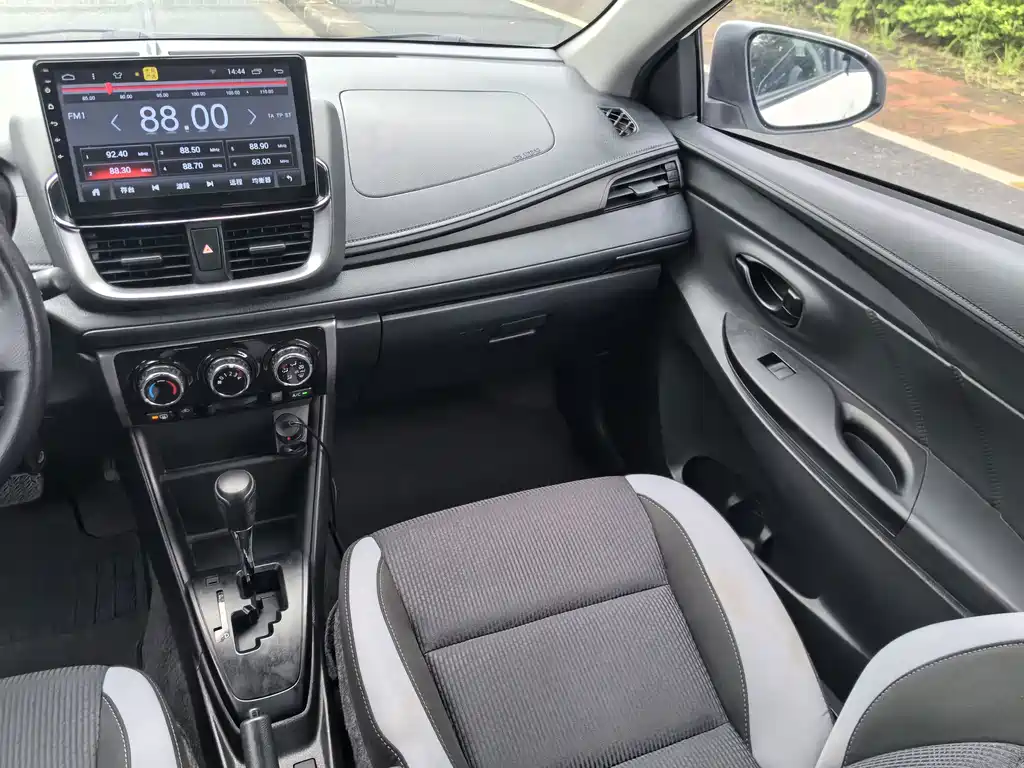 Toyota Yaris L — фото 11