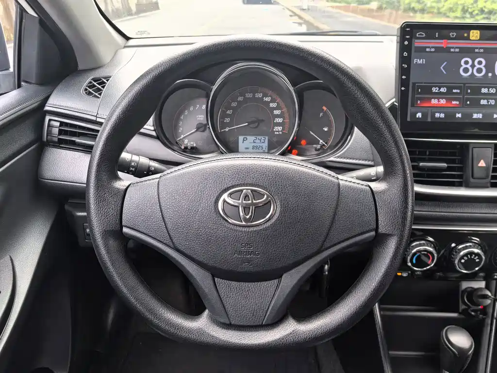 Toyota Yaris L — фото 13