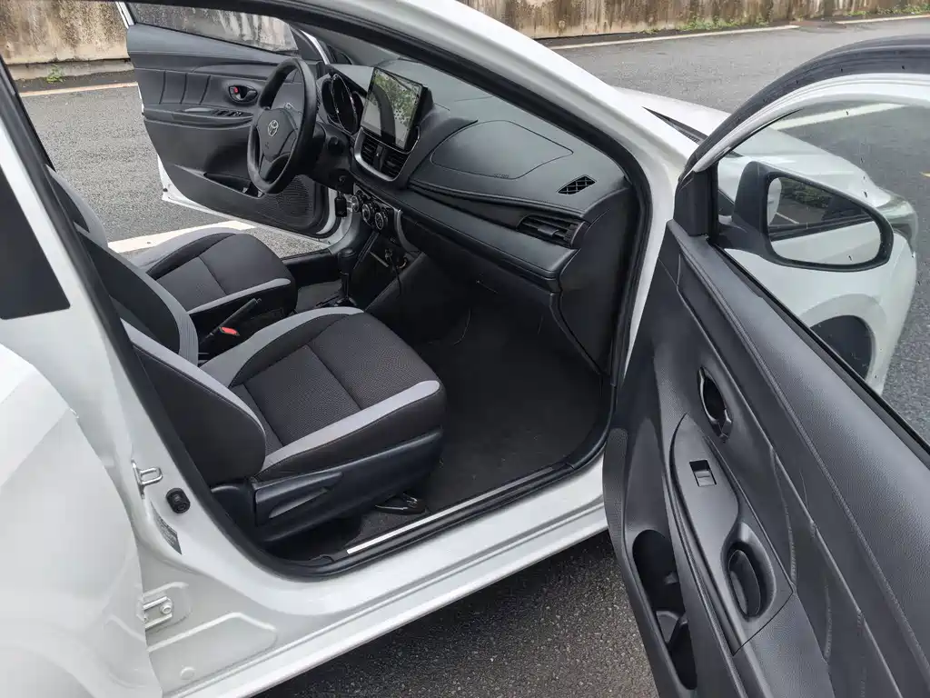 Toyota Yaris L — фото 14