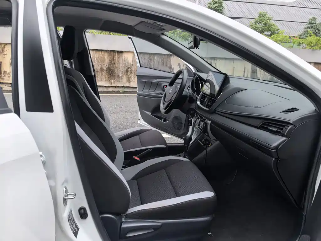 Toyota Yaris L — фото 15