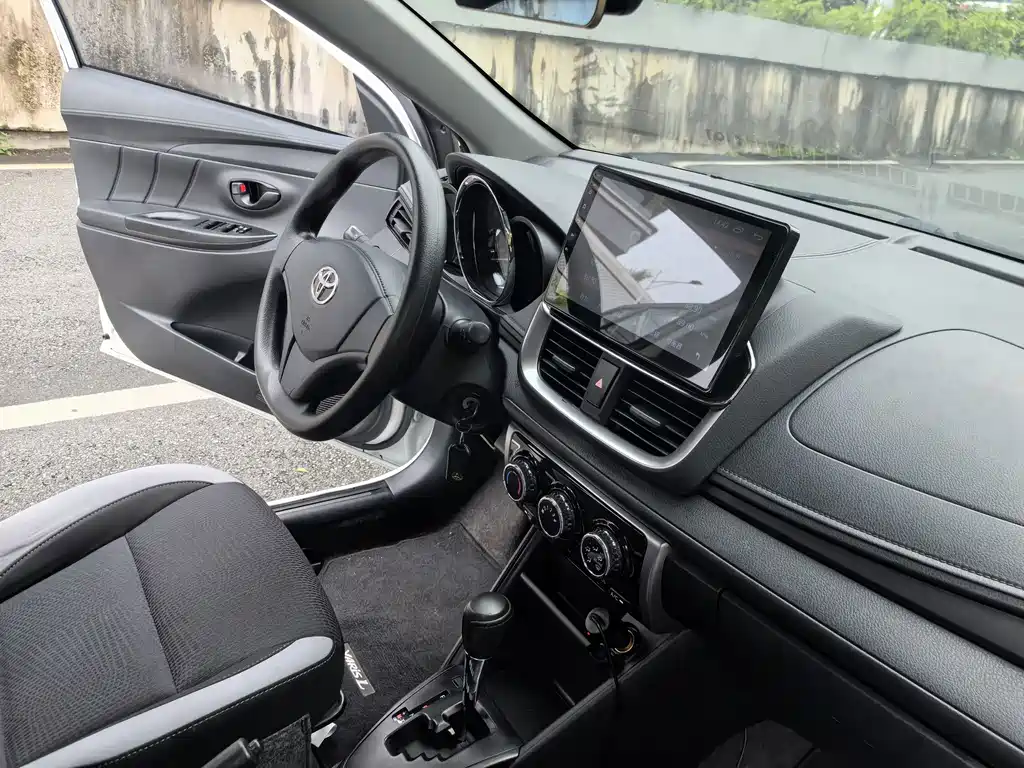 Toyota Yaris L — фото 17