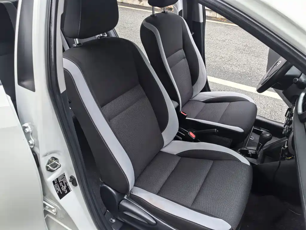 Toyota Yaris L — фото 18
