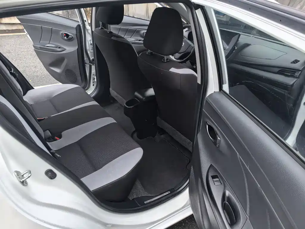 Toyota Yaris L — фото 19