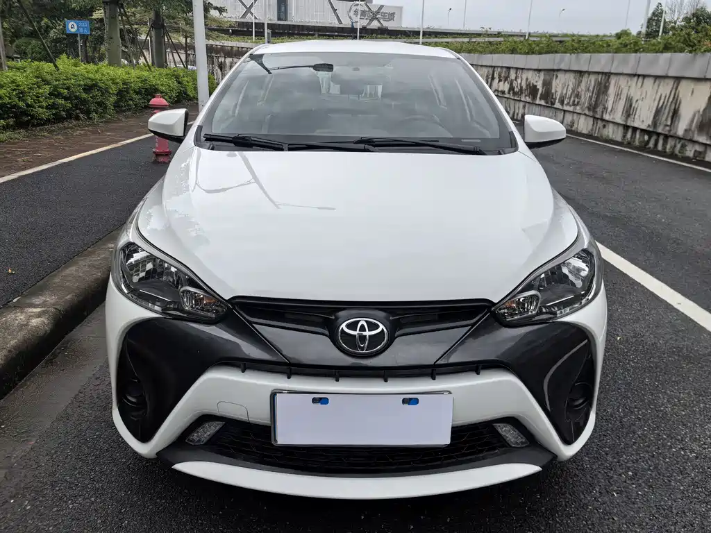 Toyota Yaris L — фото 3