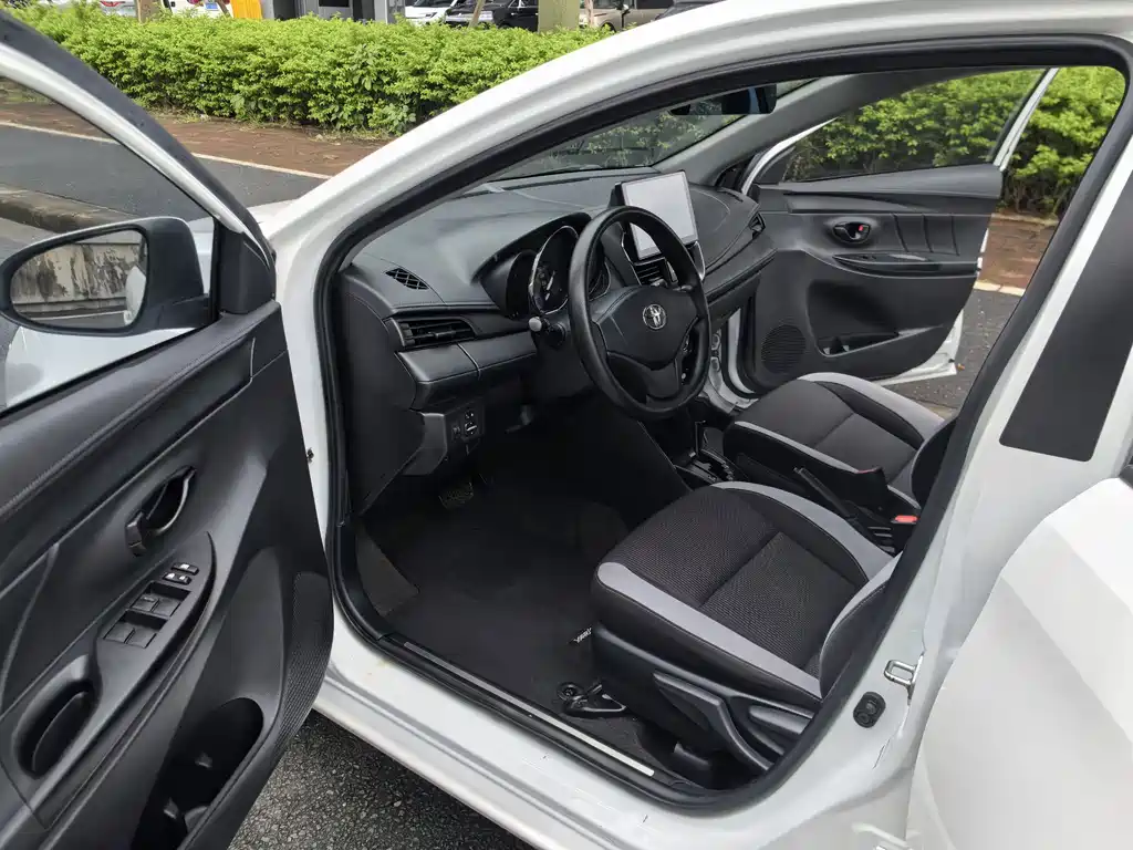 Toyota Yaris L — фото 21