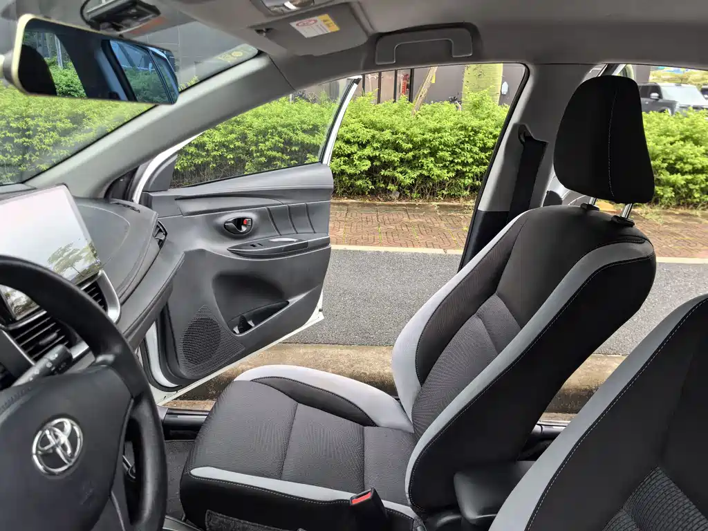 Toyota Yaris L — фото 23