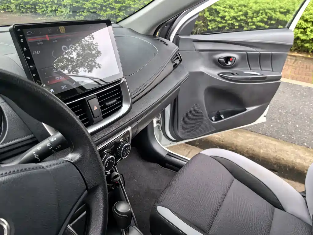Toyota Yaris L — фото 24